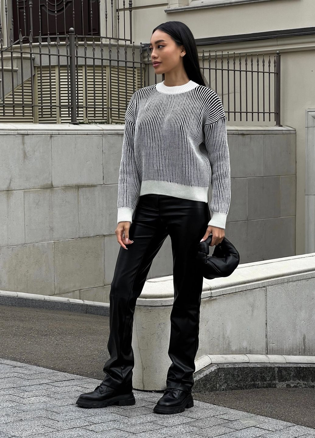 Черно-белый демисезонный свитер джемпер Larionoff