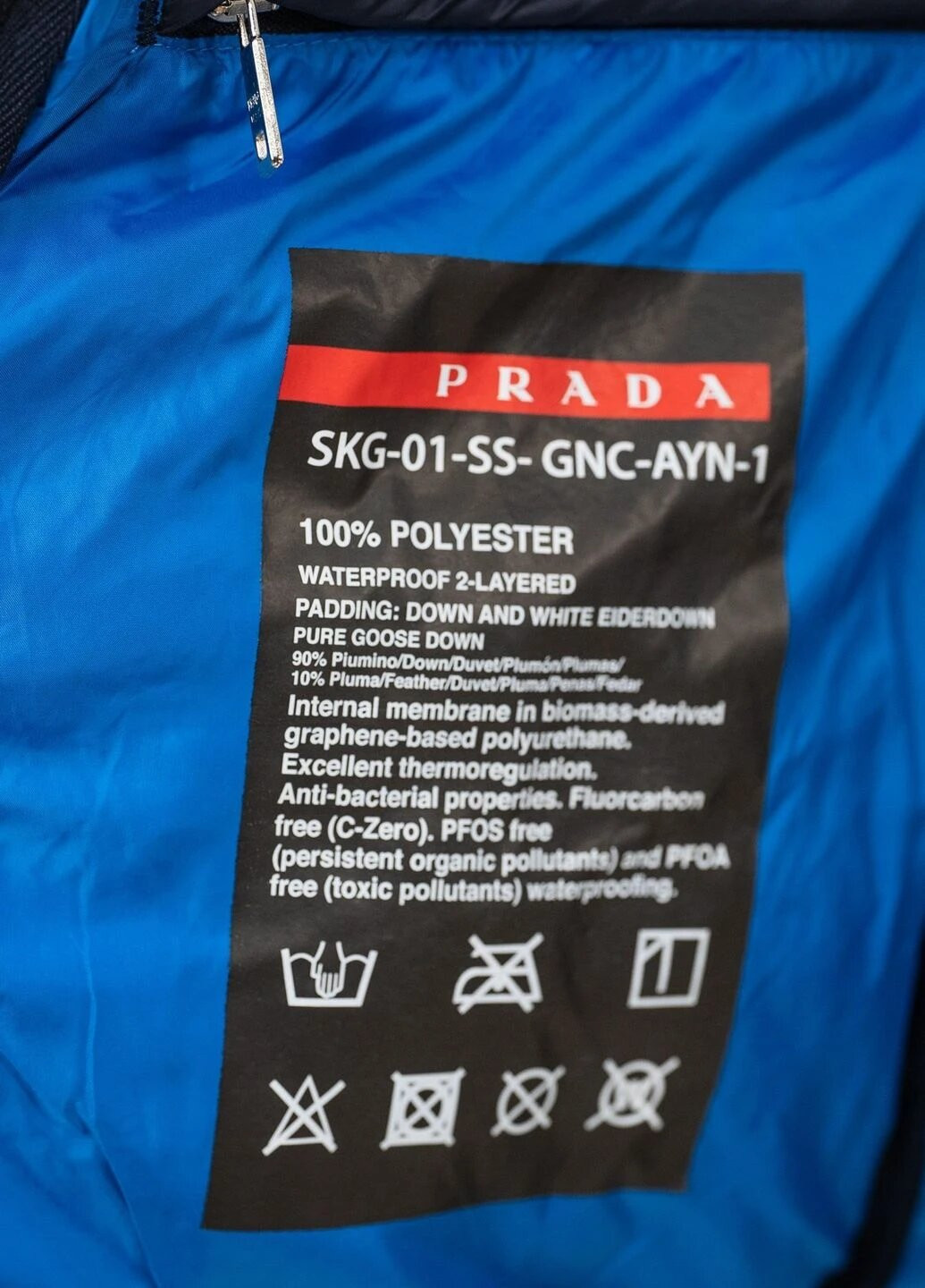 Темно-синя демісезонна куртка чоловіча Prada
