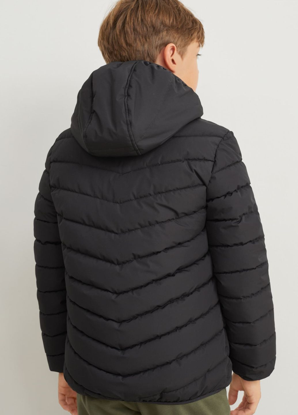 Черная демисезонная демисезонная куртка для мальчика белая/черная 2200458 C&A