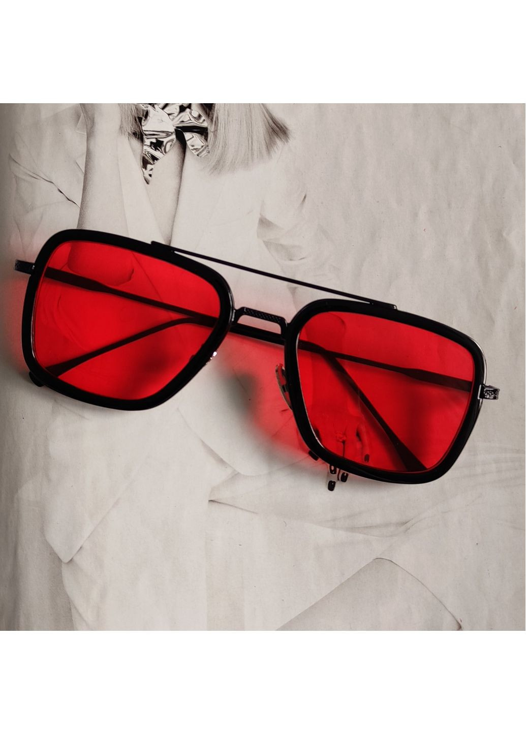 Солнцезащитные очки Тони Старка Красный в черном No Brand (258555424)