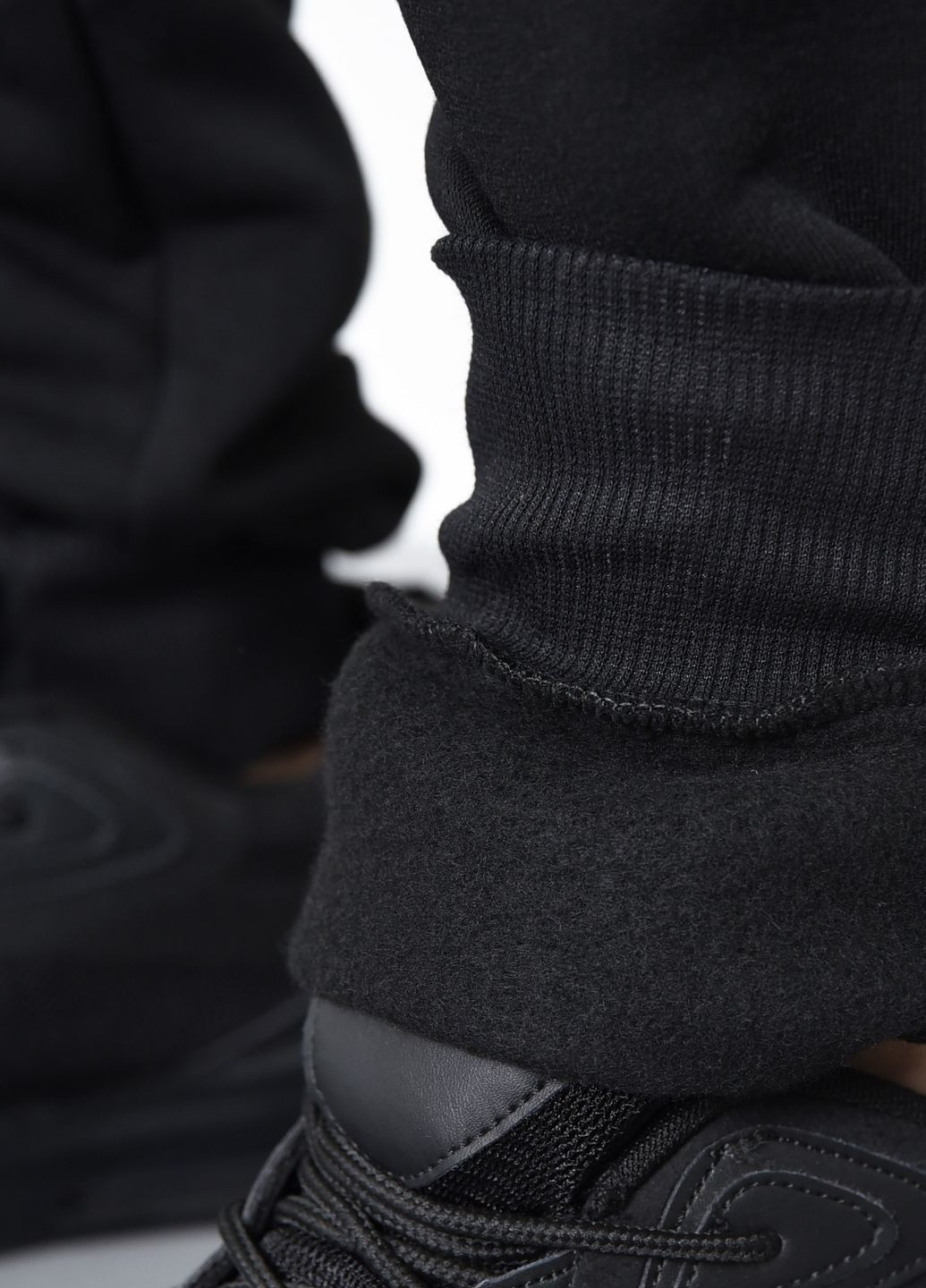 Спортивні штани чоловічі на флісі чорного кольору Let's Shop (271813359)