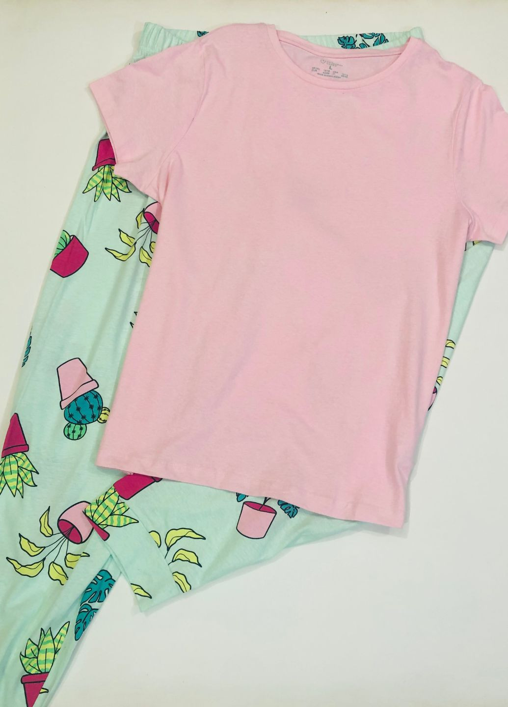 Комбінована всесезон жіноча піжама. яскравий принт футболка + штани Primark