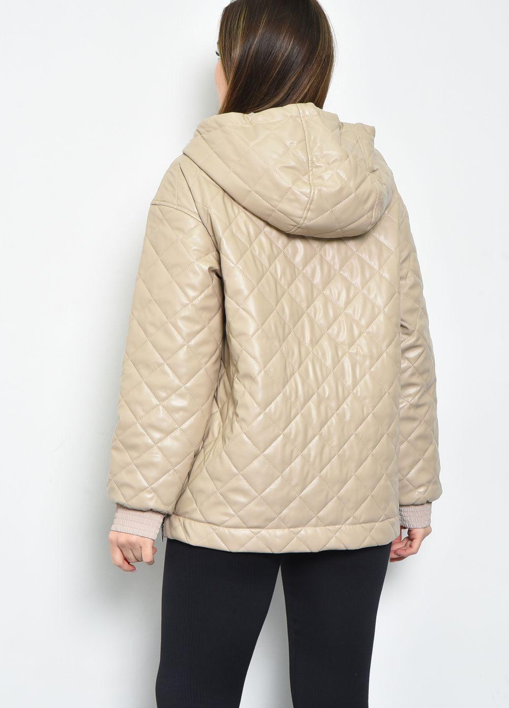 Бежевая демисезонная куртка-анорак женская демисезонная полубатальная из экокожи бежевого цвета Let's Shop