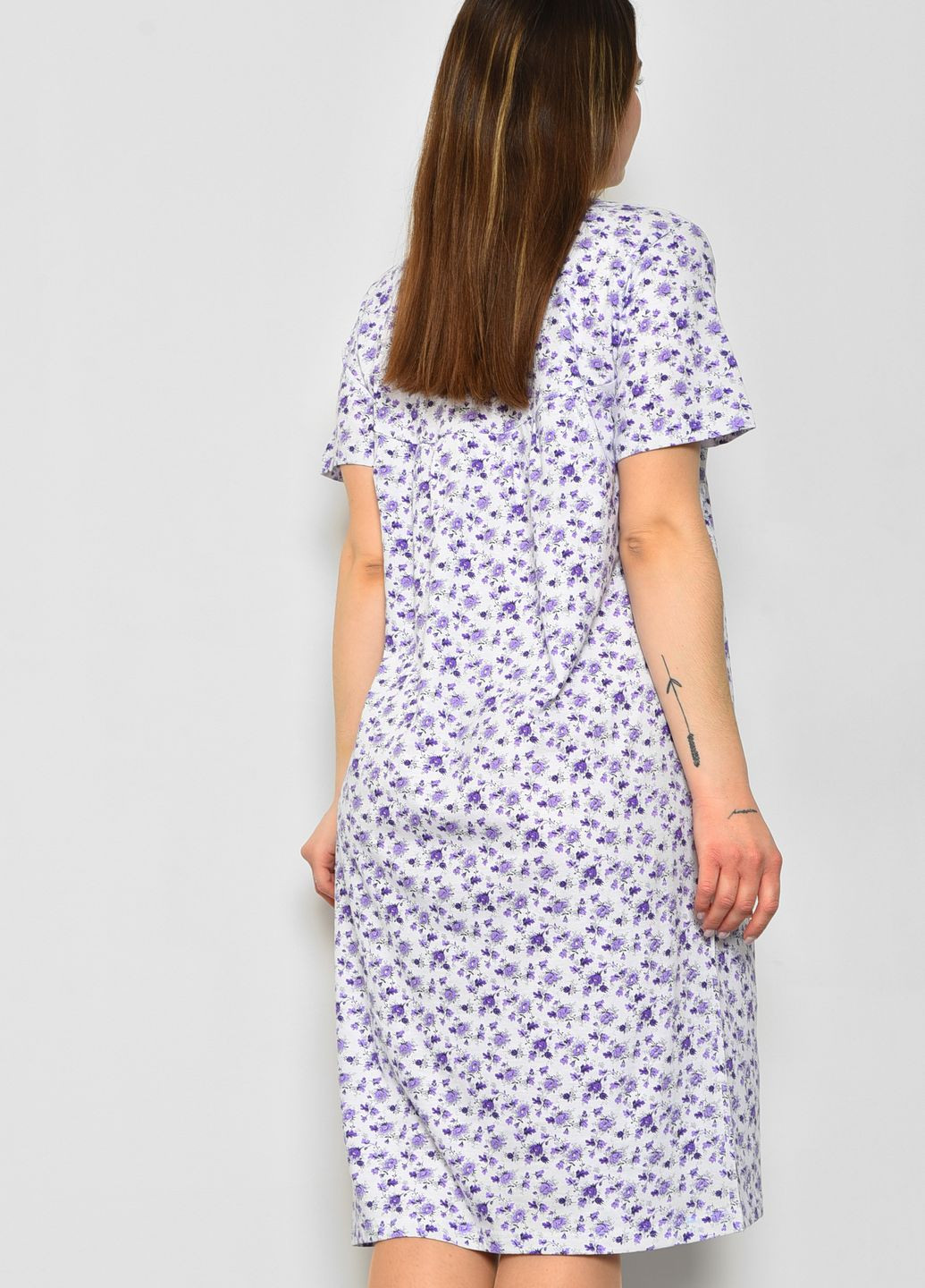 Нічна сорочка жіноча напівбатальна білого кольору з квітковим принтом Let's Shop (277925596)