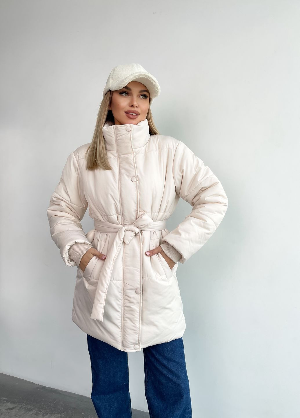 Светло-бежевая зимняя куртка с поясом Garna
