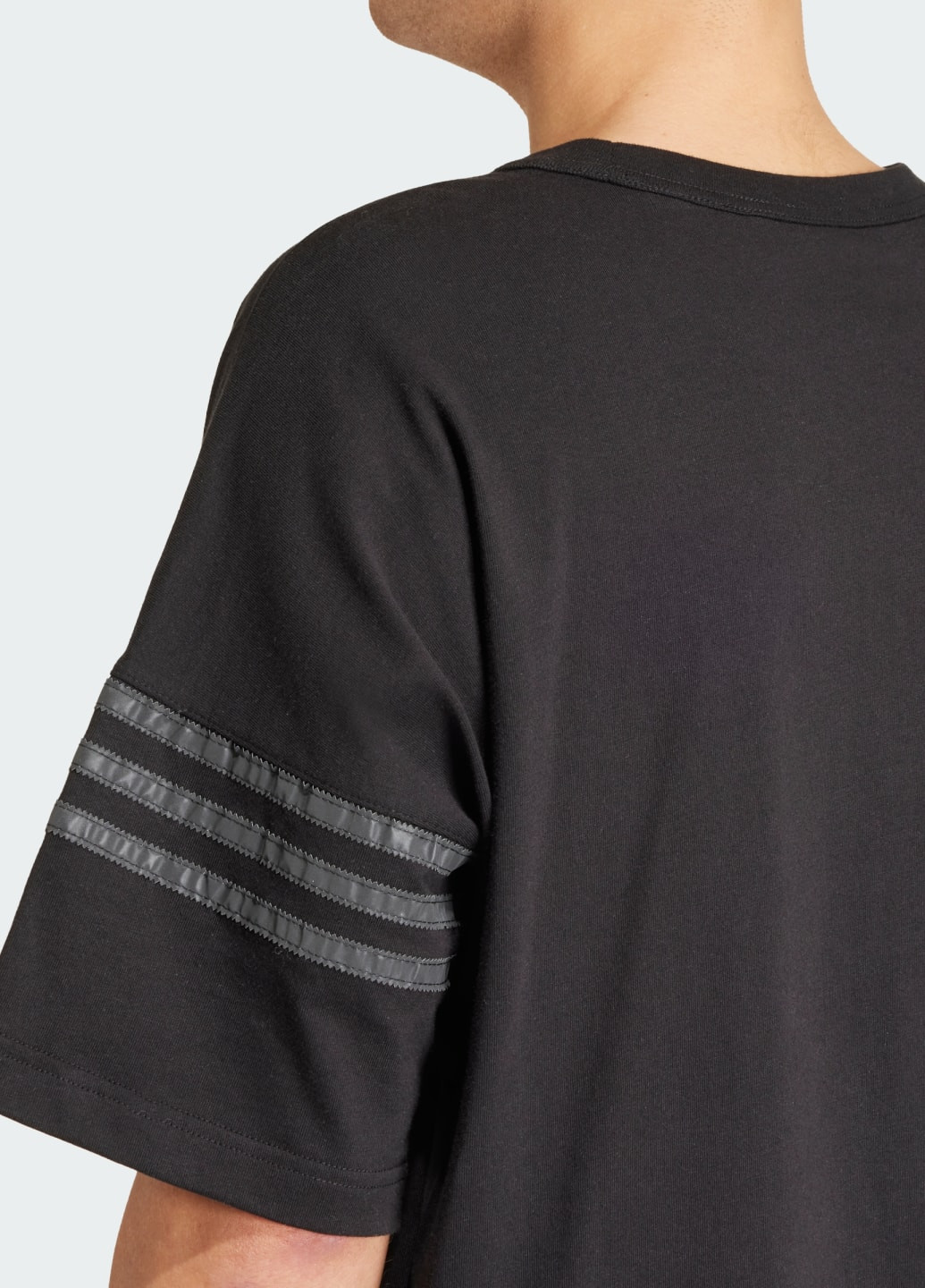 Черная футболка street neuclassic adidas