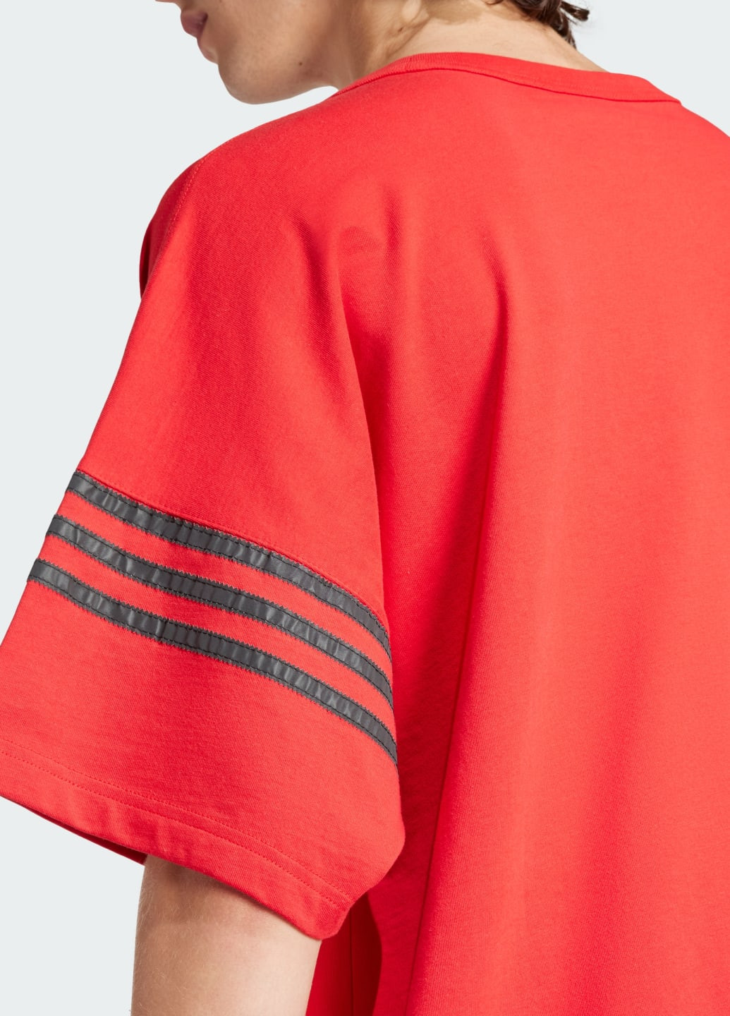 Красная футболка street neuclassic adidas