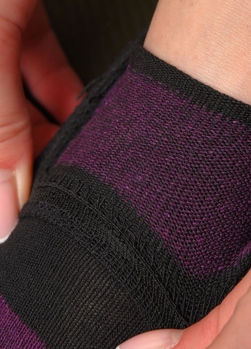 Носки женские демисезонные черно-фиолетового цвета размер 36-40 Let's Shop (277983254)