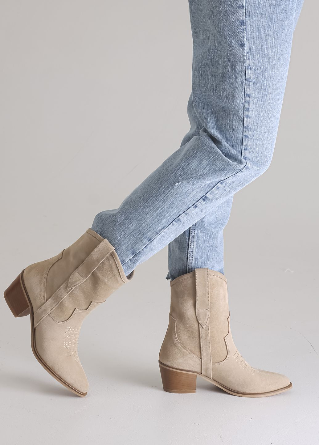 Осенние ботинки казаки бежевые замша Evromoda из натуральной замши