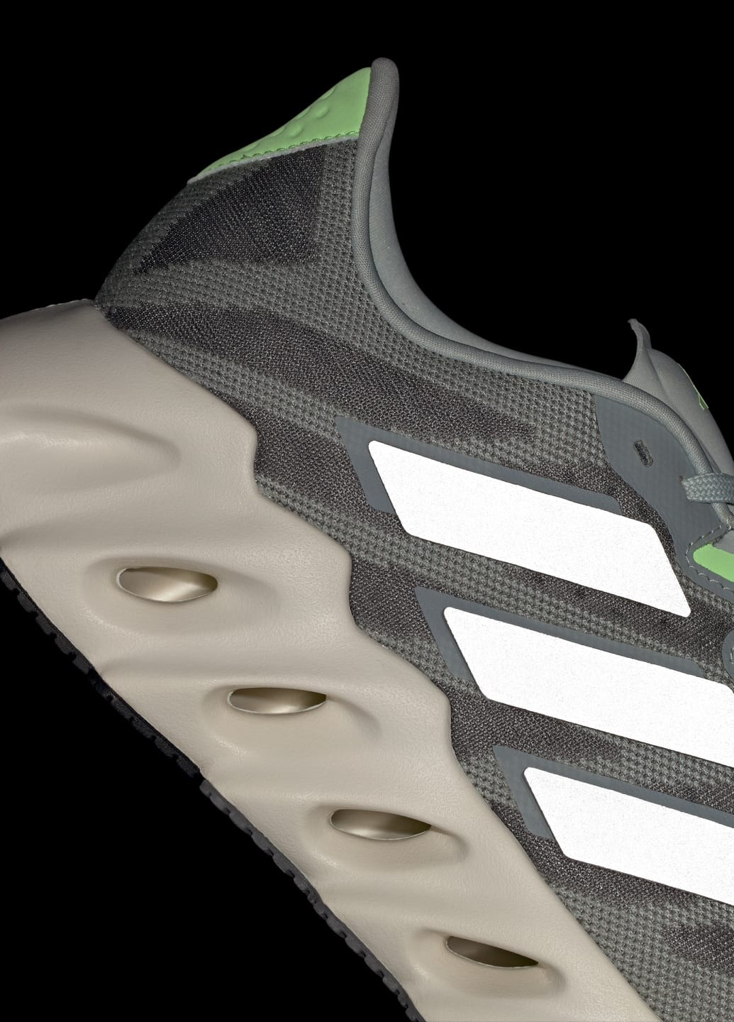 Сірі всесезон кросівки для бігу shift fwd adidas