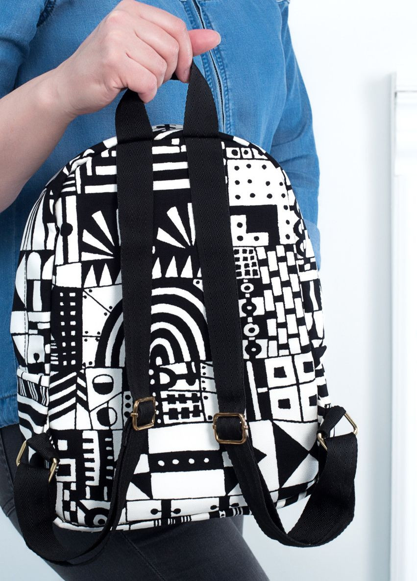 Молодежный женский рюкзак черно белый с абстрактным рисунком из джинсовой ткани среднего размера No Brand (260597014)