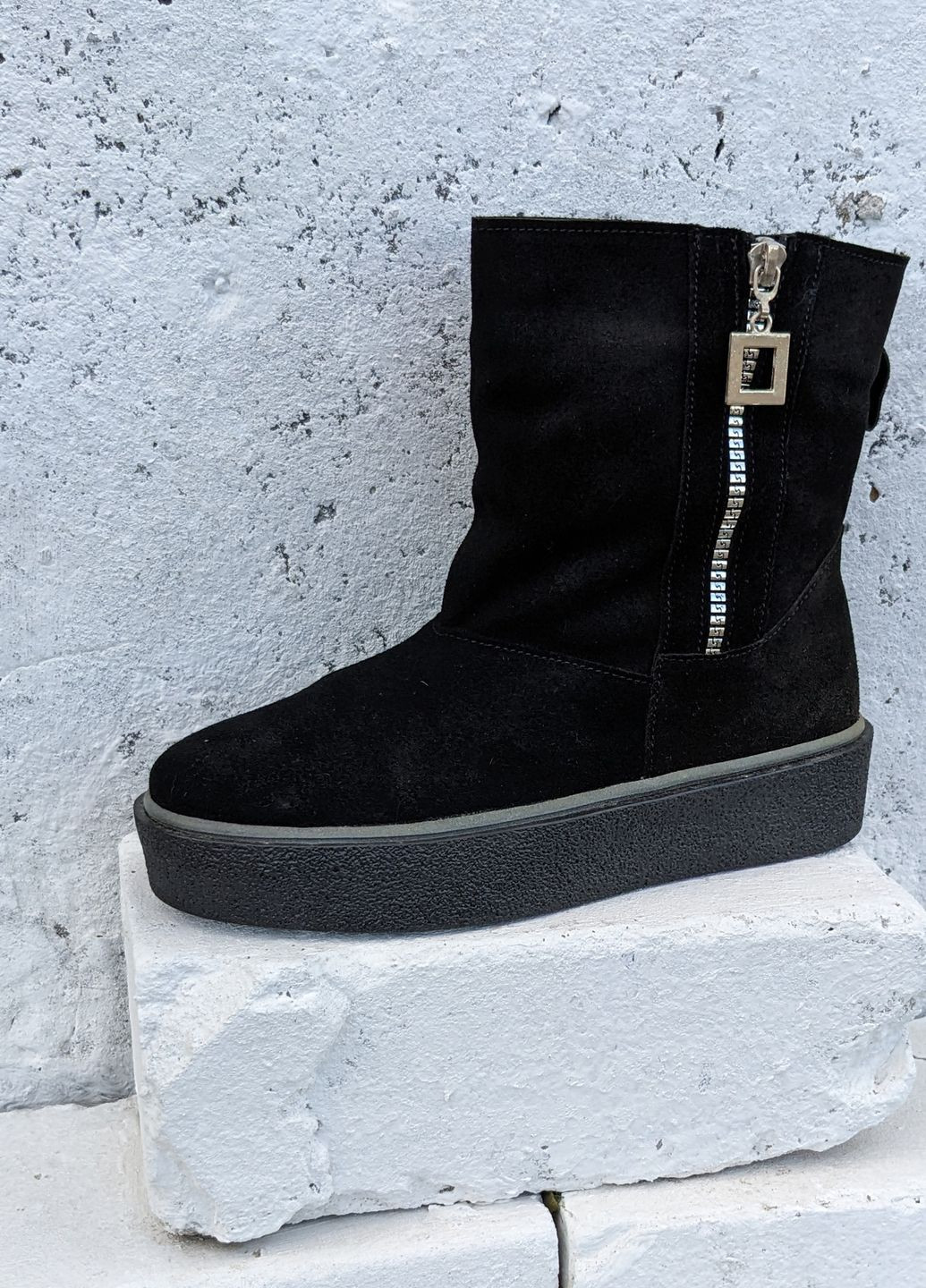 Зимові чорні замшеві чоботи на плоскій потовшеній підошві InFashion чоботи (268370184)