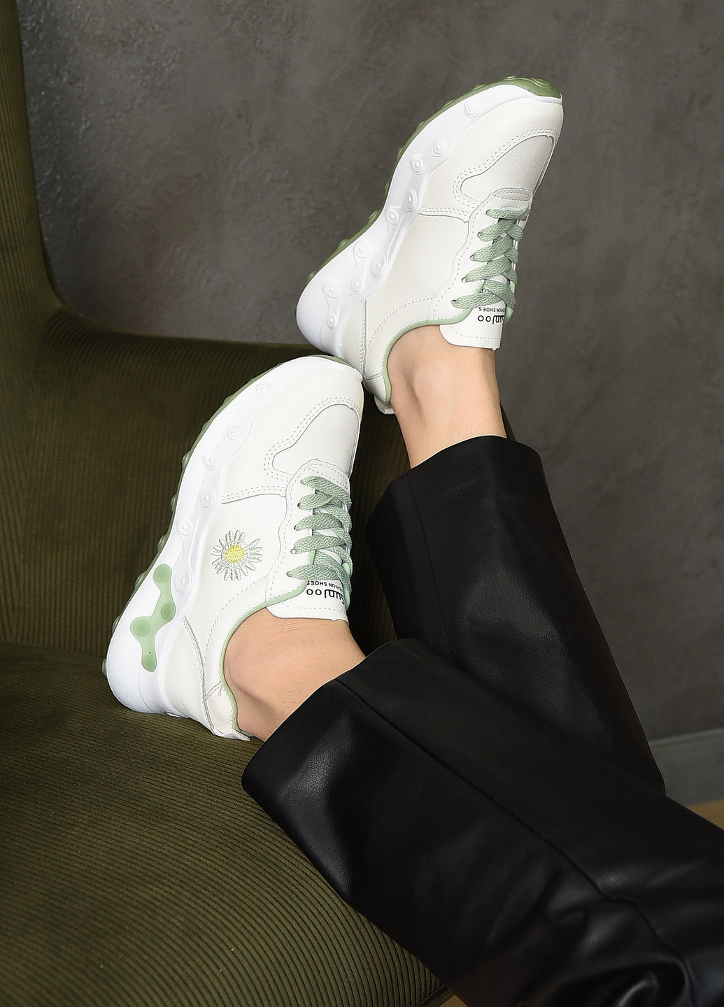 Белые демисезонные кроссовки женские белого цвета с зелеными вставками на шнуровке Let's Shop
