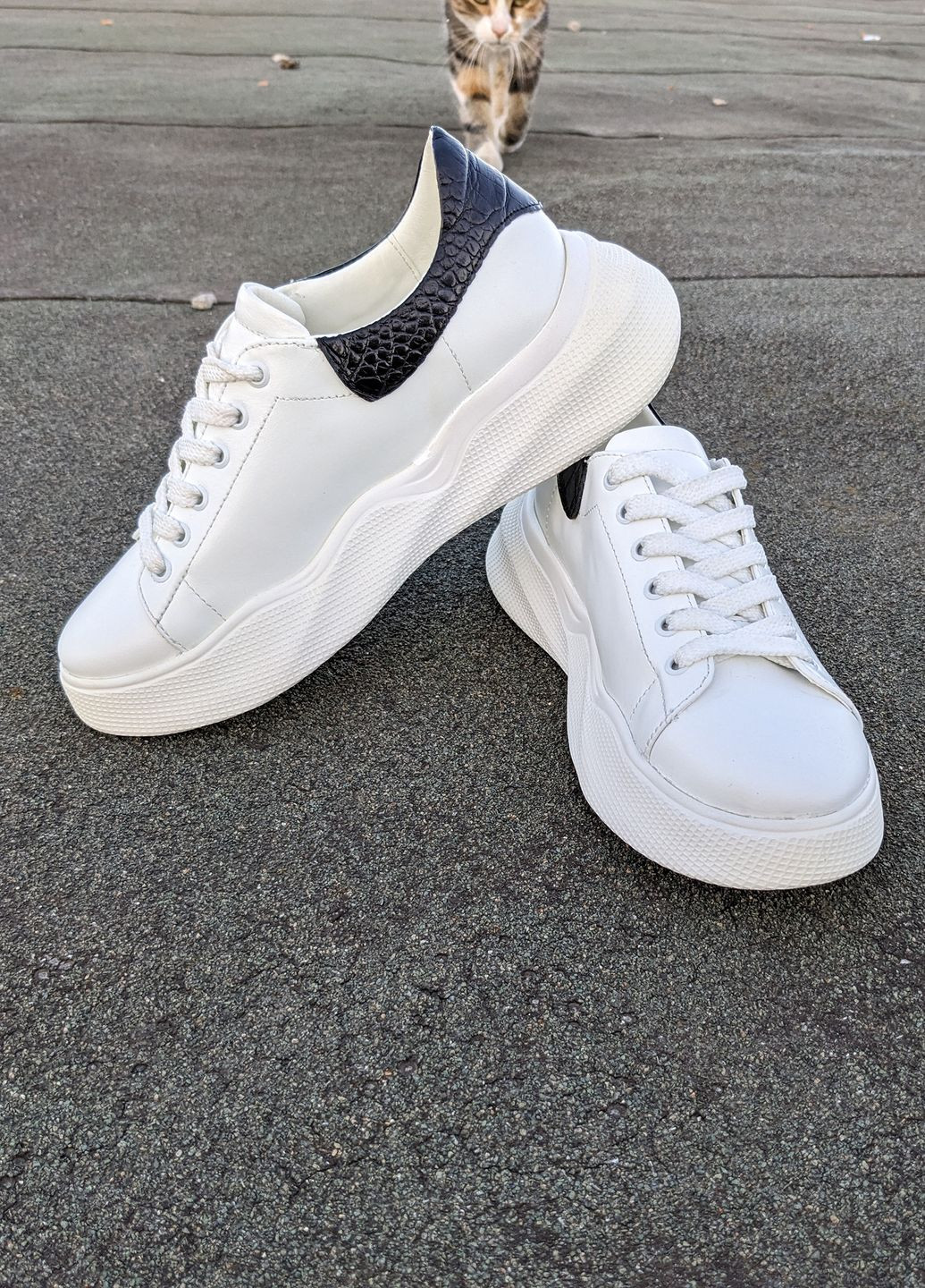 Білі осінні зручні, легкі та практичні білі шкіряні кросівки INNOE Кроссовки