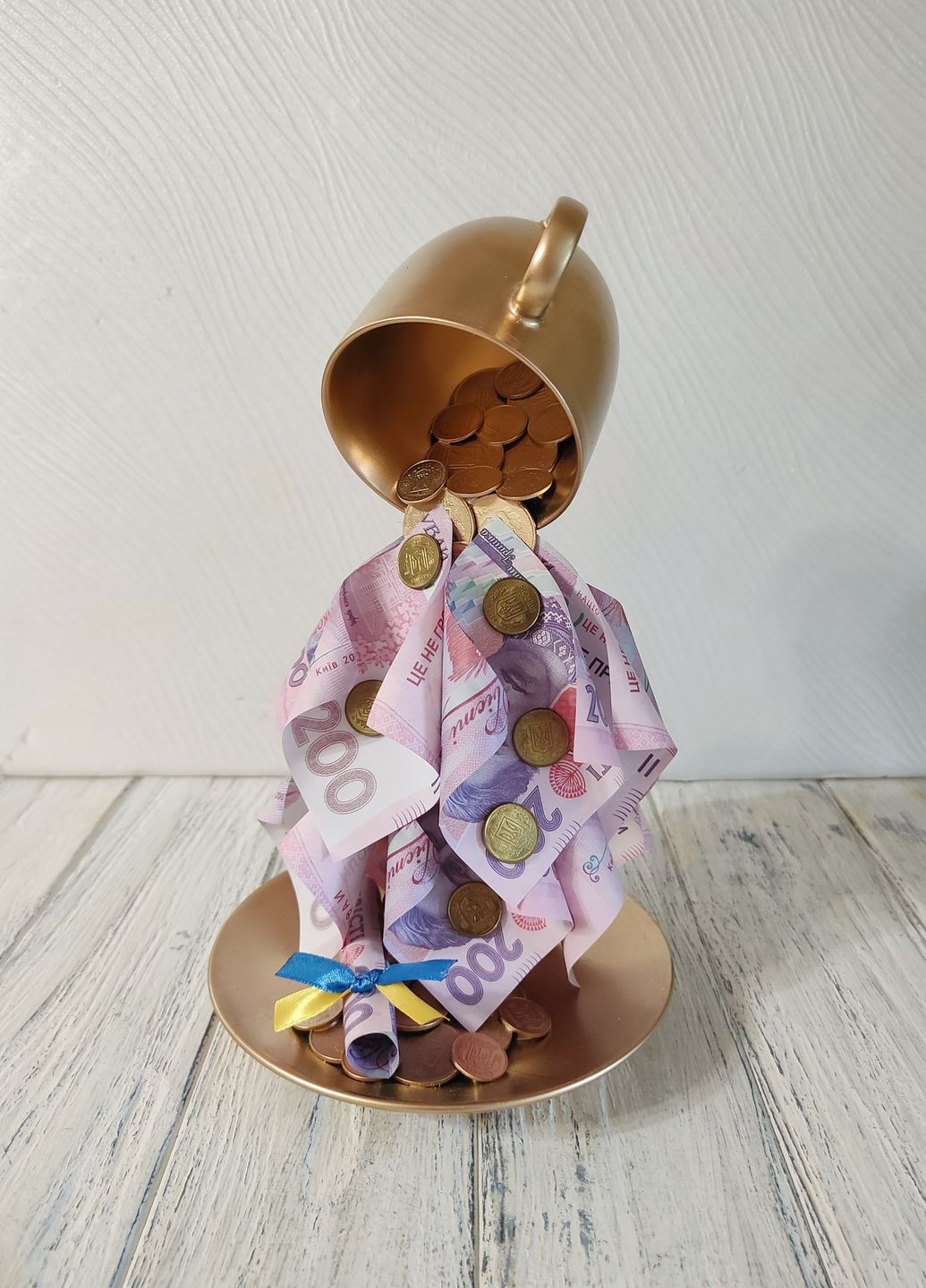 Сувенир статуэтка Парящая чашка с золотым напылением и 200 гривнами ручная работа хенд мейд подарок SuvenirPodarokZP (264831997)
