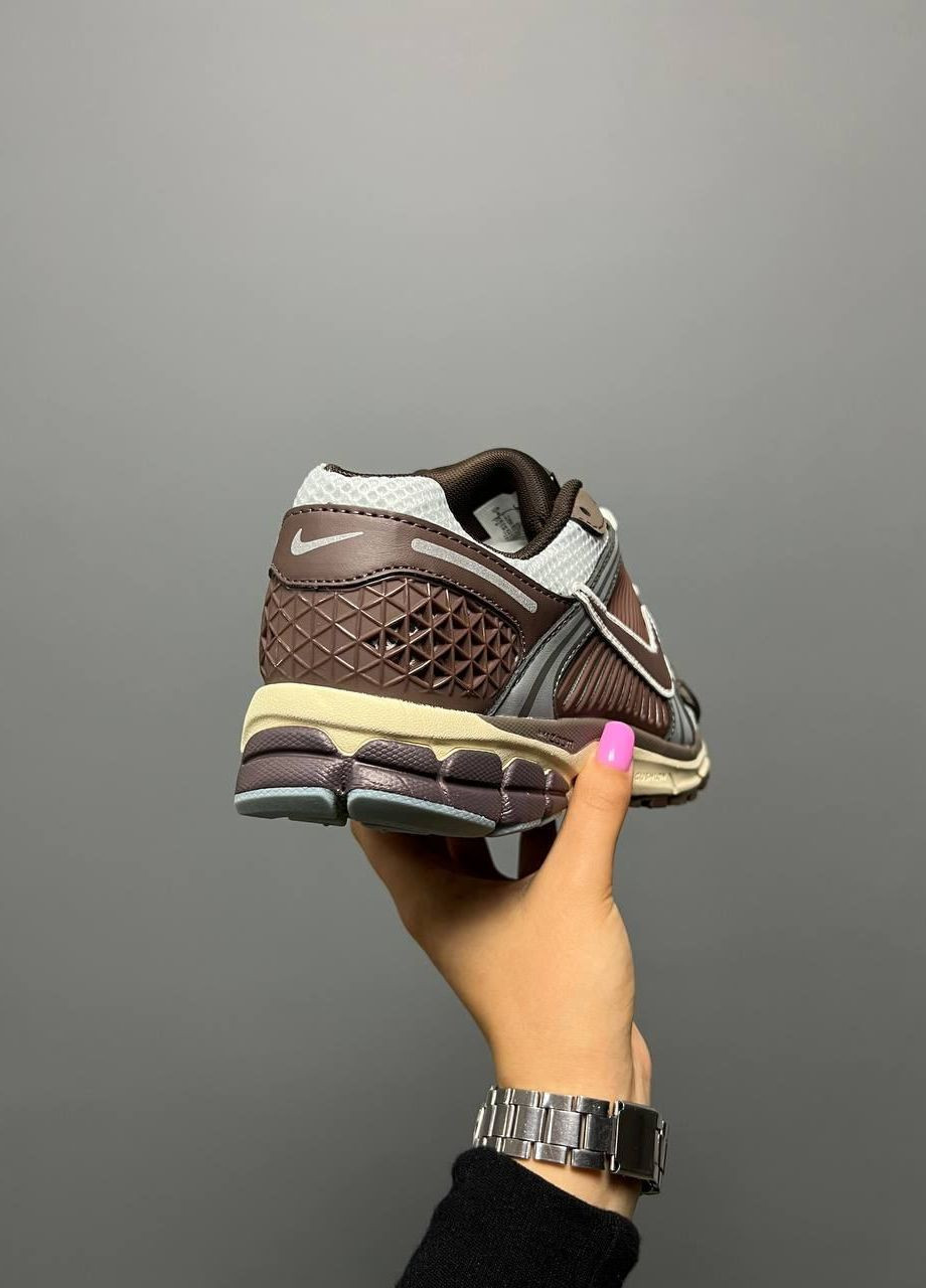 Коричневые демисезонные кроссовки мужские Nike Wmns Zoom Vomero 5 'Earth Fossil'