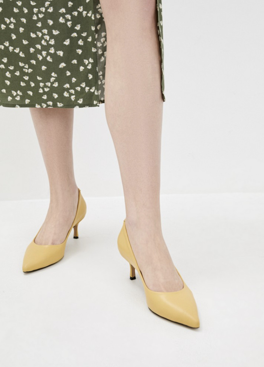 Женские кожаные туфли-лодочки на каблуке лимонные Pera Donna на среднем каблуке