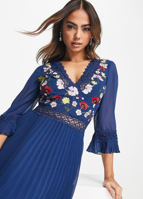 Синее темно-синее платье меди с кружевной вставкой и вышивкой design с цветочным принтом Asos