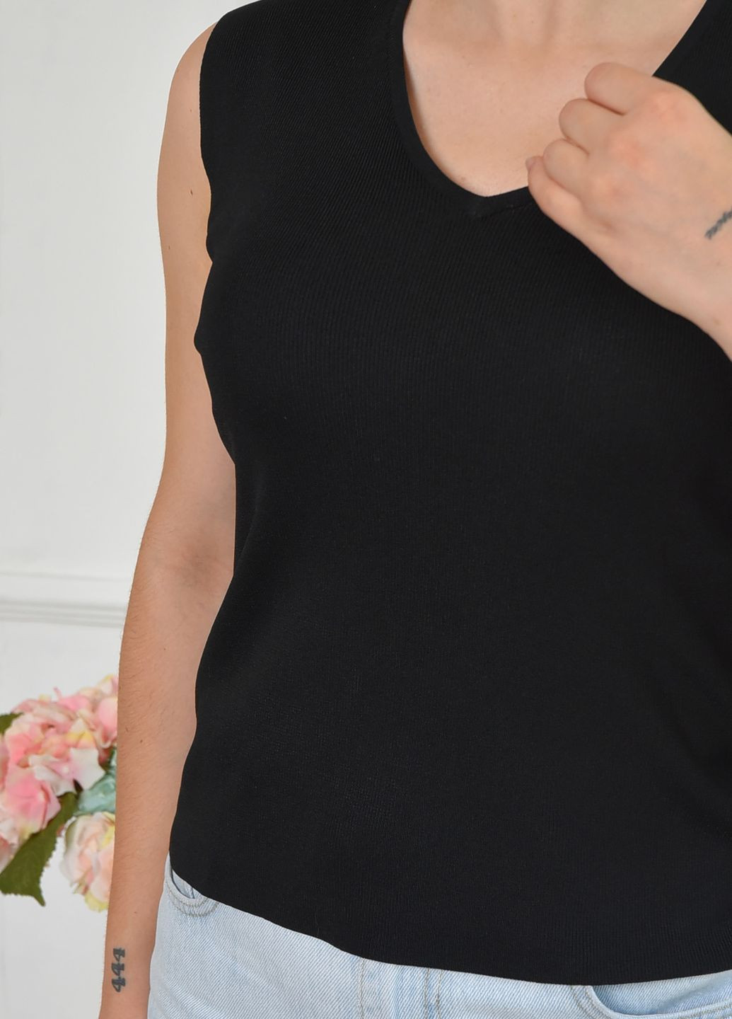 Черная летняя футболка женская без рукавов черного цвета Let's Shop