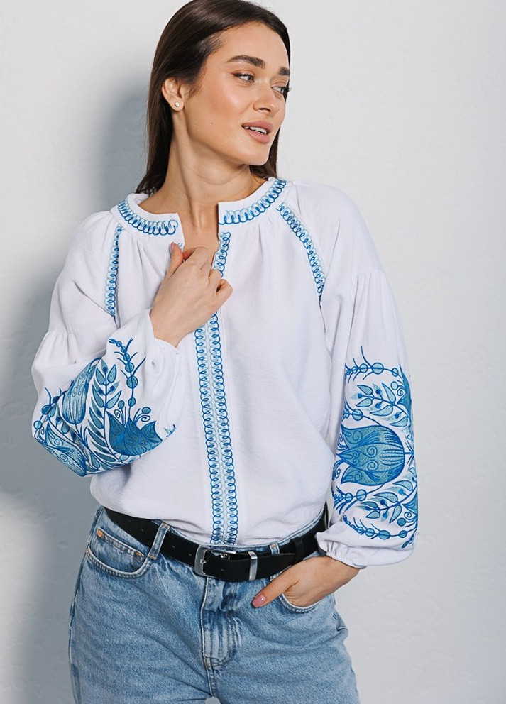 Белая женская вышиванка с цветами гладью на рукавах белая Arjen прямой лен (258996168)