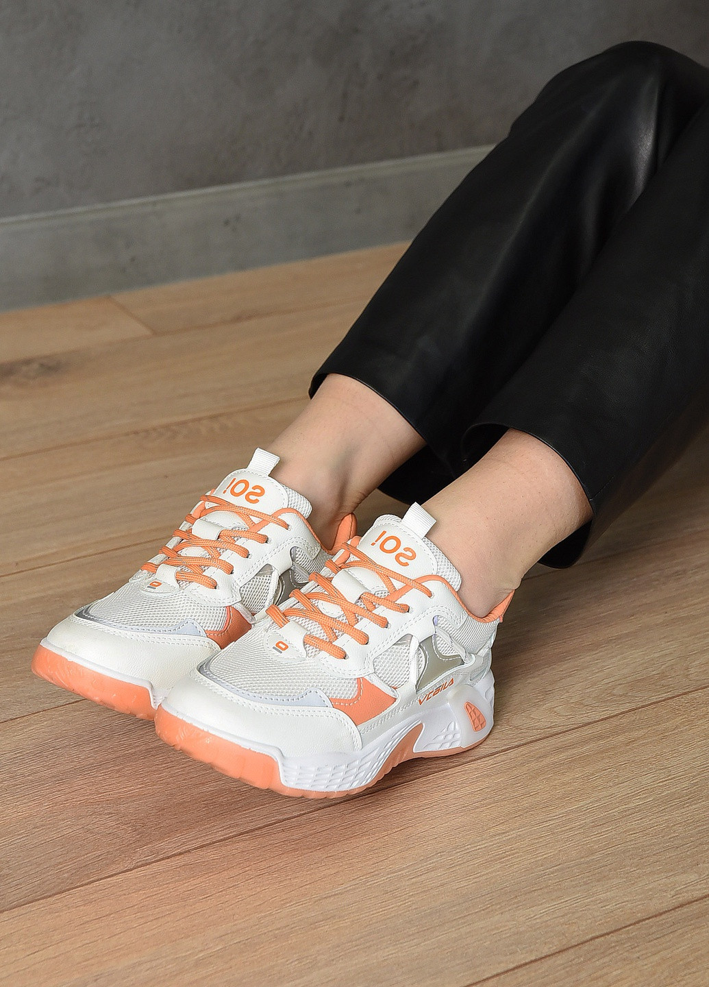 Белые демисезонные кроссовки женские белого цвета с оранжевыми вставками на шнуровке Let's Shop