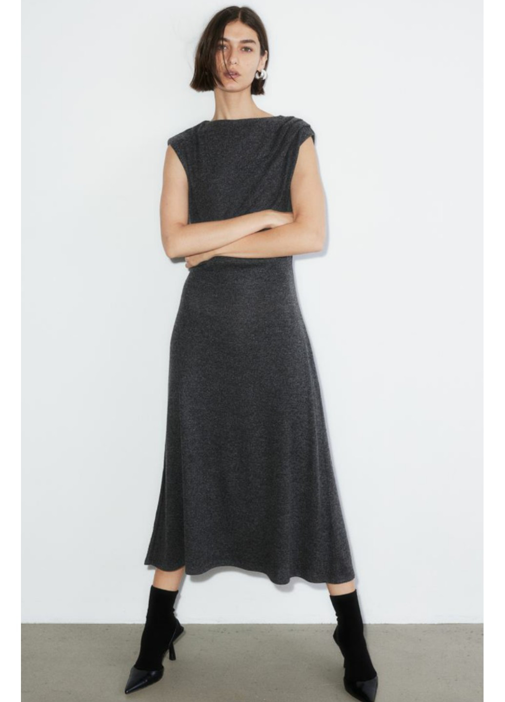 Серое деловое женское платье из трикотажа плиссе н&м (56557) s серое H&M