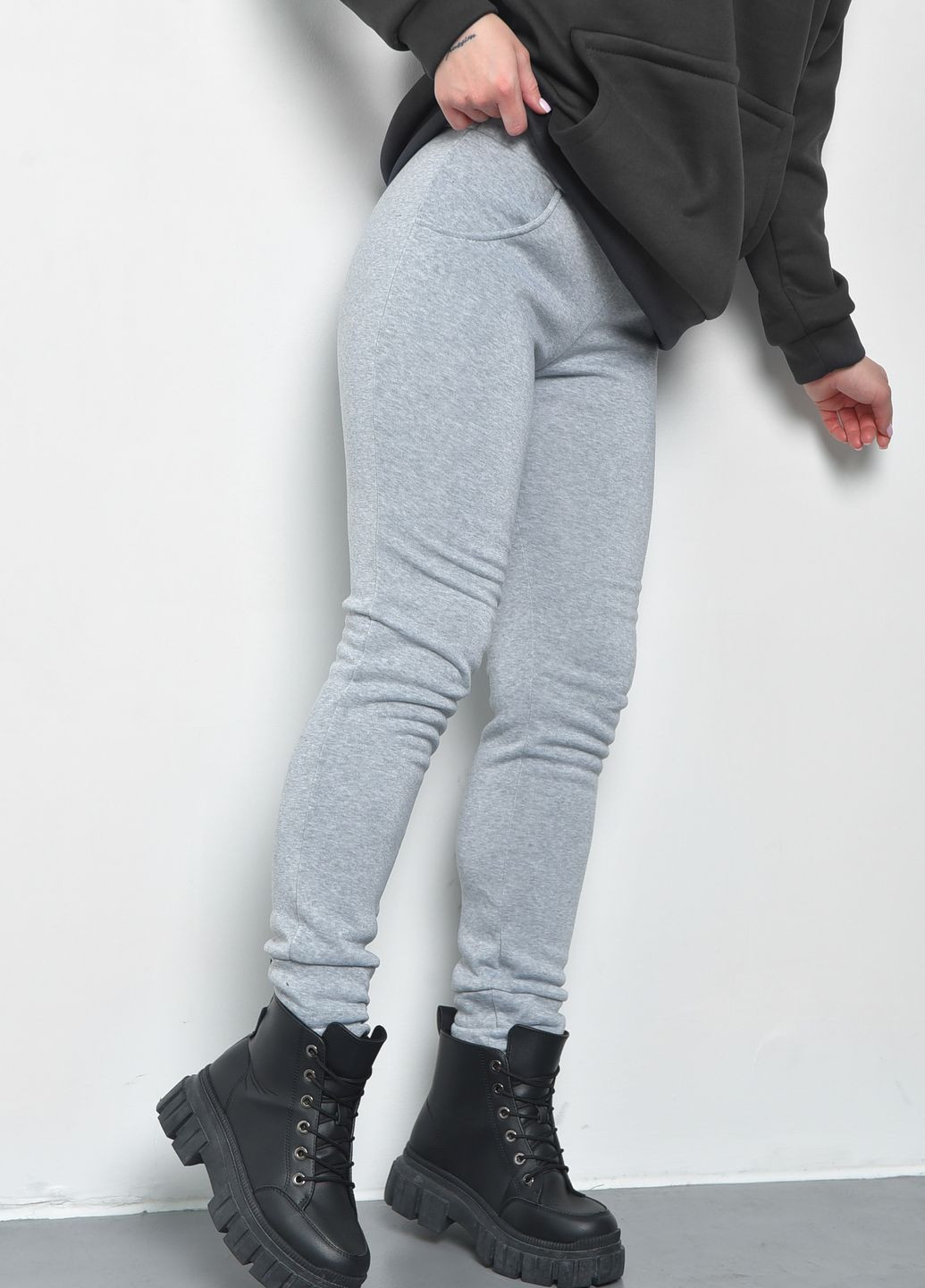Спортивні штани жіночі на флісі сірого кольору Let's Shop (271126545)