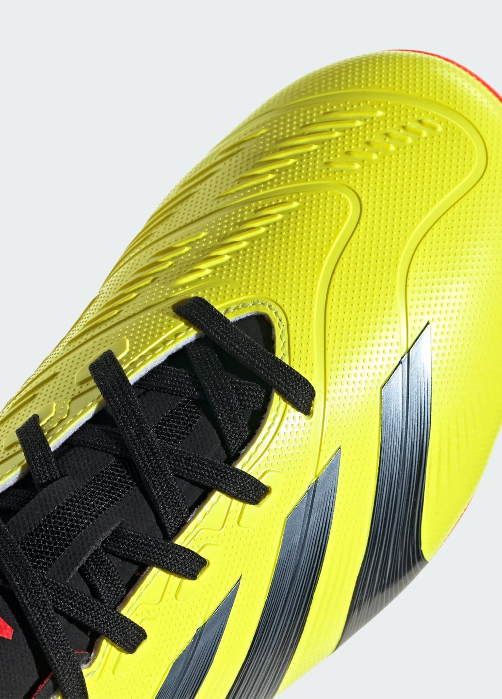 Желтые всесезонные футбольные бутсы predator 24 league low firm ground adidas