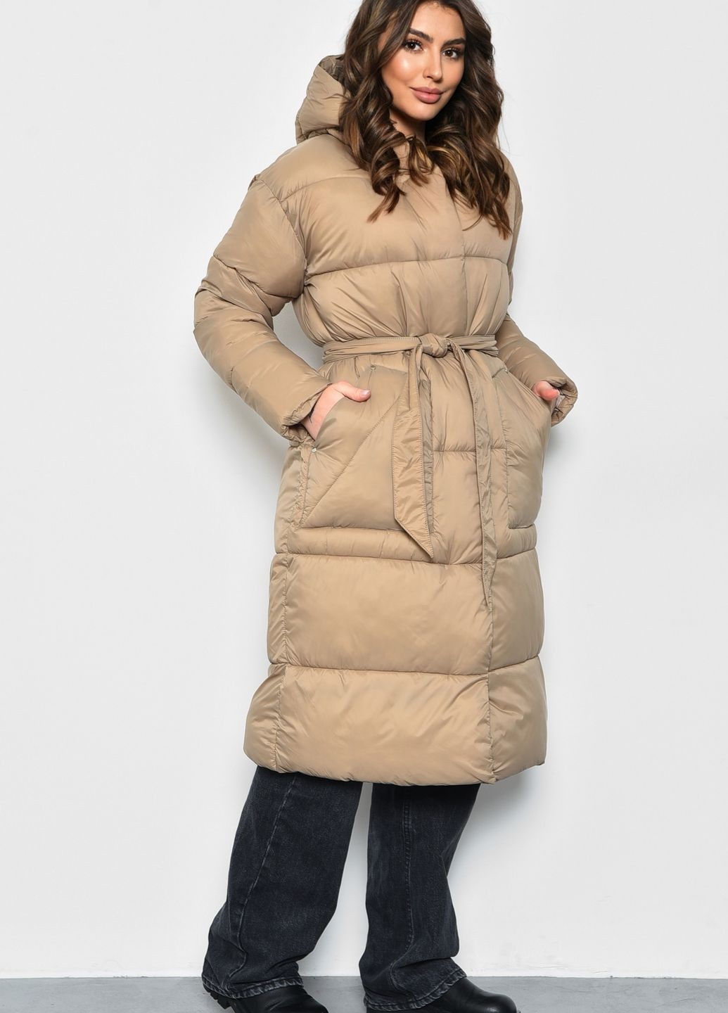 Бежевая зимняя куртка женская еврозима бежевого цвета с поясом Let's Shop
