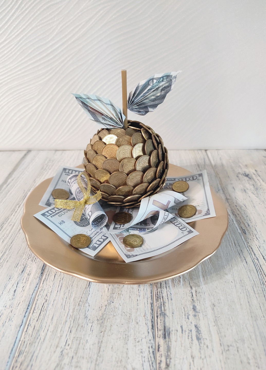 Сувенір статуетка Яблуко з монетами на золотій тарілці з доларами мал ручна робота хендмейд подарунок SuvenirPodarokZP 2 (258756219)