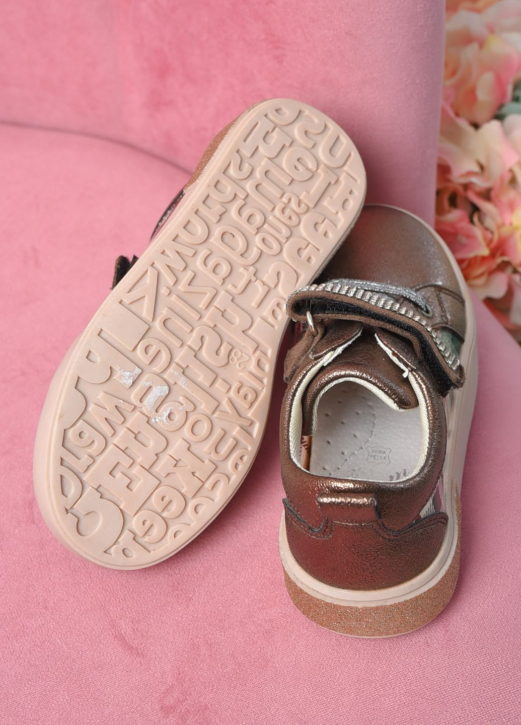 Коричневі осінні кросівки дитячі для дівчинки демісезонні коричневого кольору Let's Shop