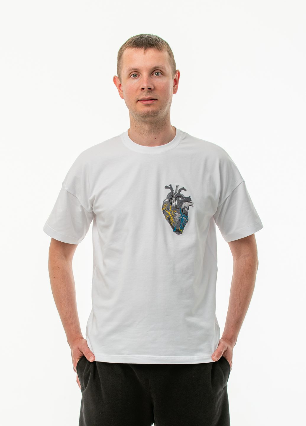 Белая унисекс футболка оверсайз с вышивкой "стальное сердце" с коротким рукавом VINCA