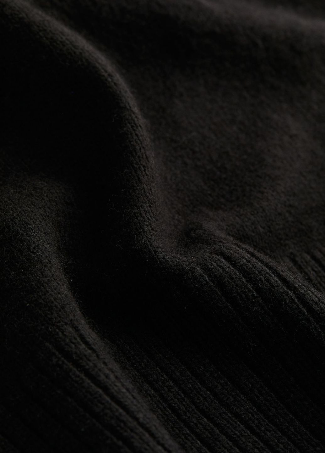 Черный демисезонный свитер-водолазка большемерит H&M