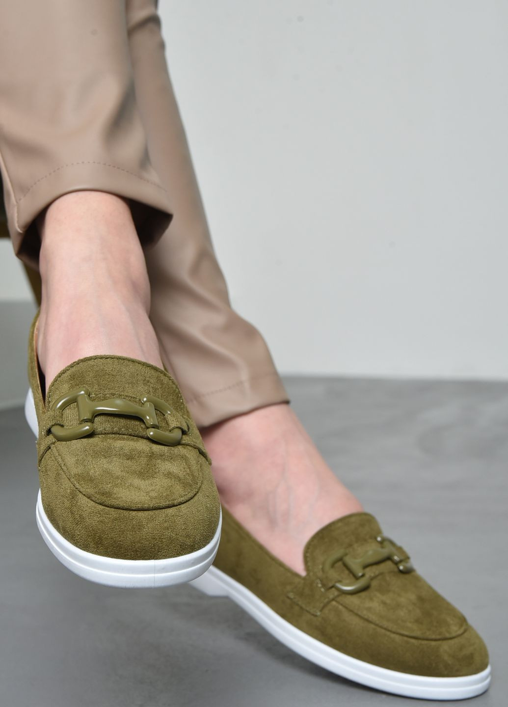 Туфлі-лофери жіночі болотного кольору Let's Shop (274535725)