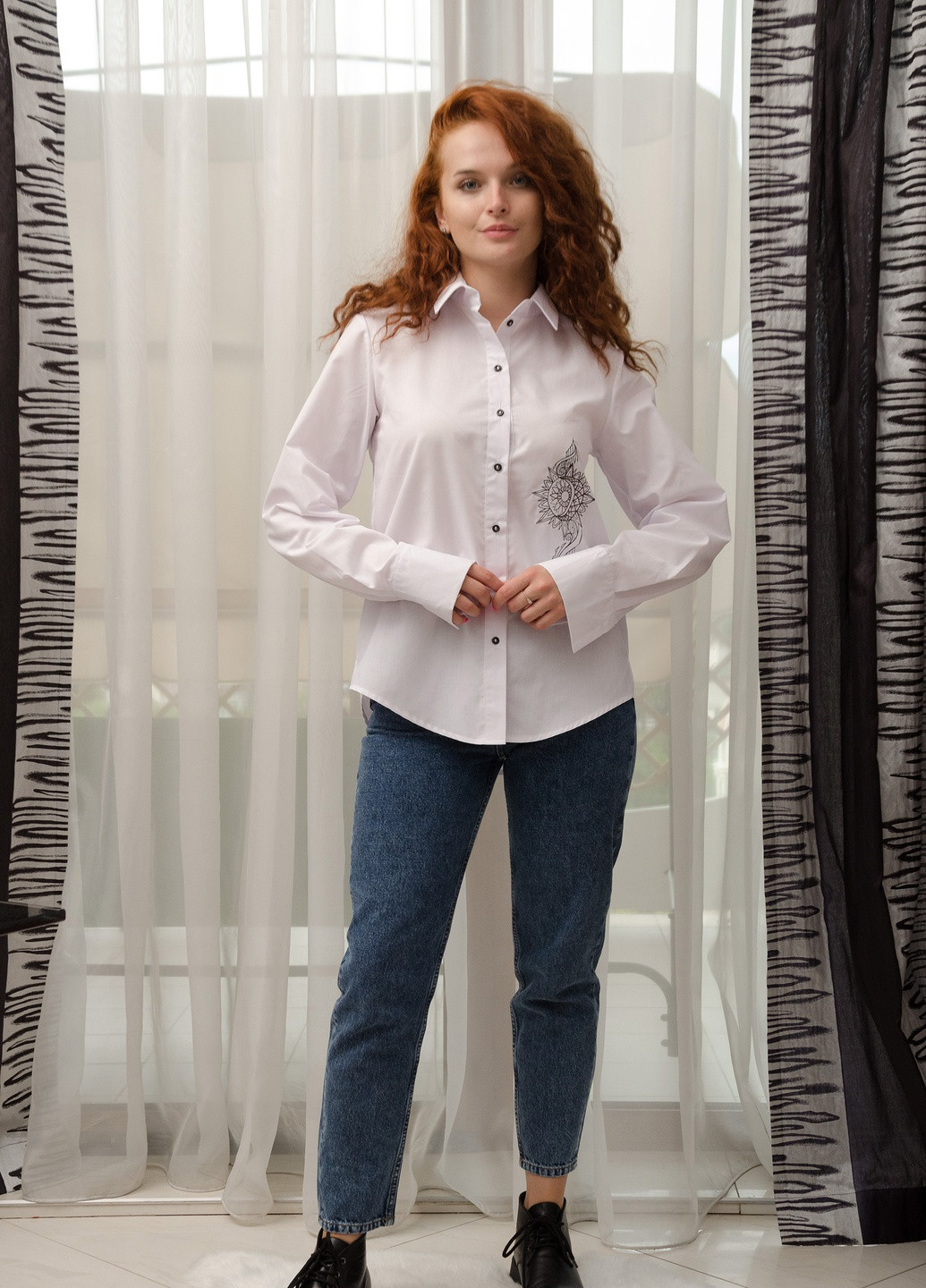 Біла демісезонна стильна класична біла сорочка з вишивкою: "руни сонця" INNOE Блуза