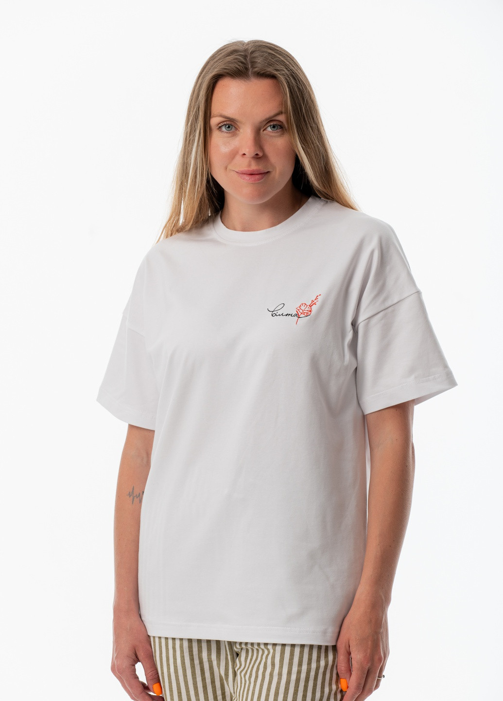 Белая женская футболка оверсайз с вышивкой "свободная" с коротким рукавом VINCA