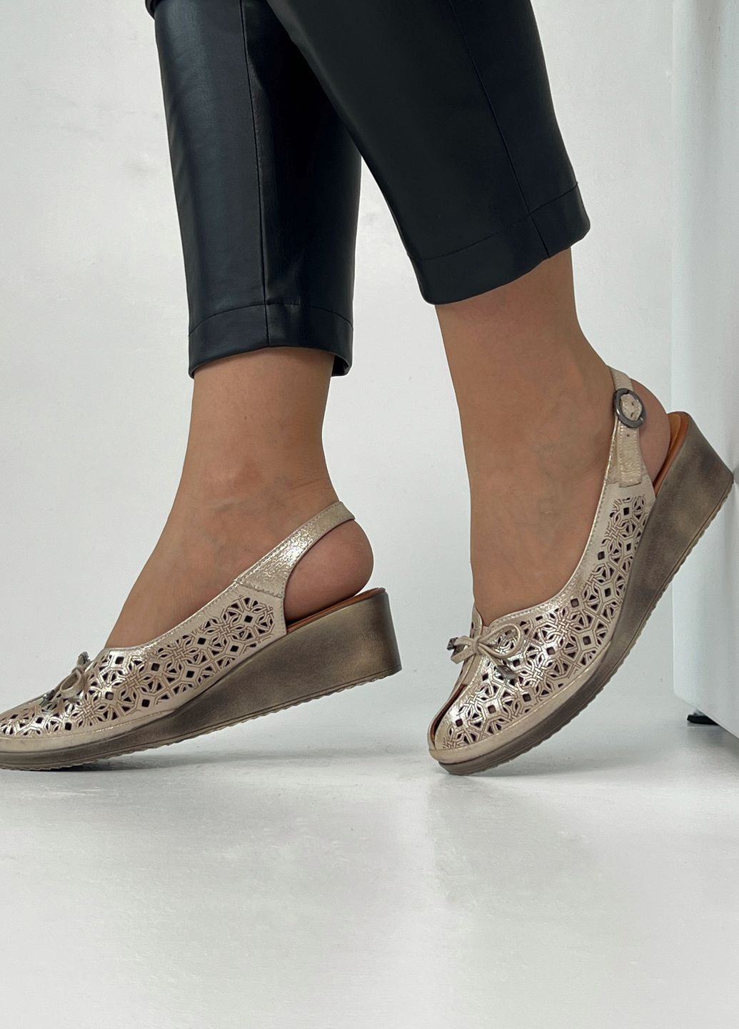 Бежевые босоножки Sherlock Soon