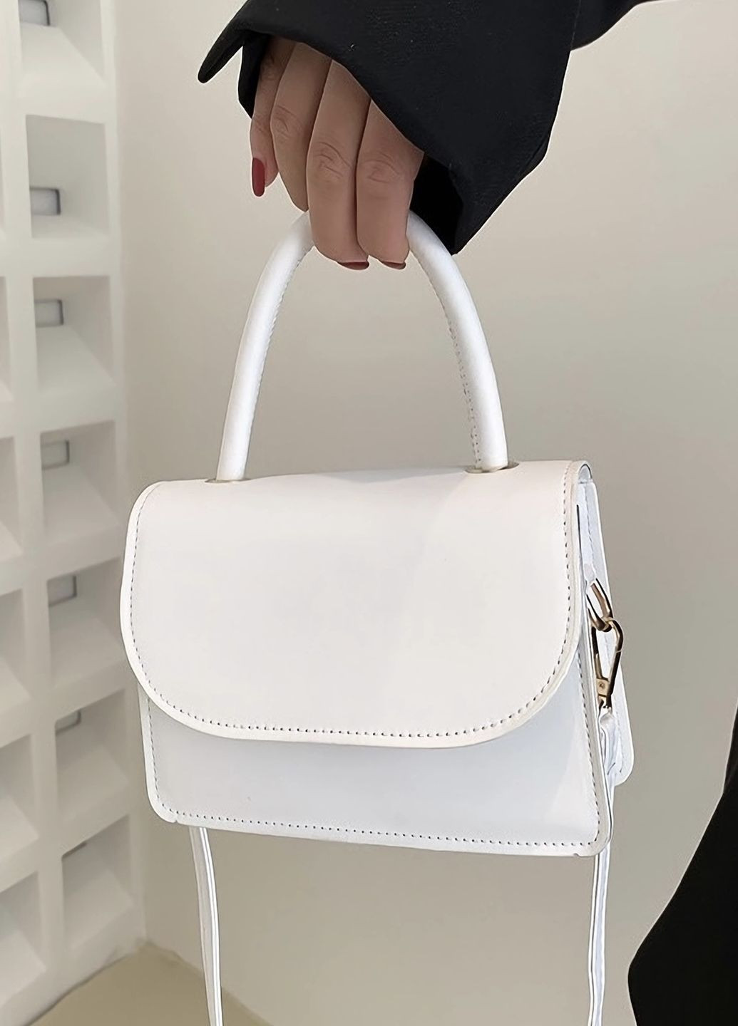 Жіноча класична сумочка крос-боді на ремінці через плече 6130 біла No Brand (263937535)