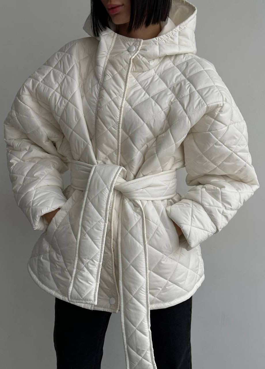 Молочная демисезонная классная куртка с поясом из плащёвки и с наполнителем силикон 150, стильная универсальная куртка в размере 42-46 и с капюшоном No Brand 063
