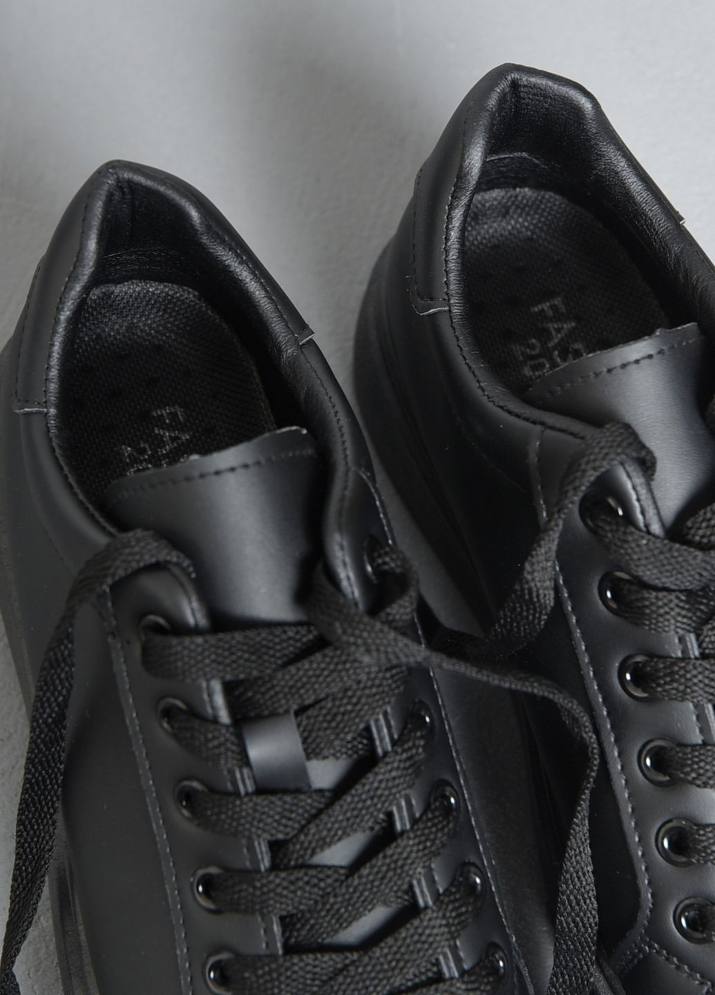 Черные демисезонные кроссовки женские черного цвета на шнуровке Let's Shop