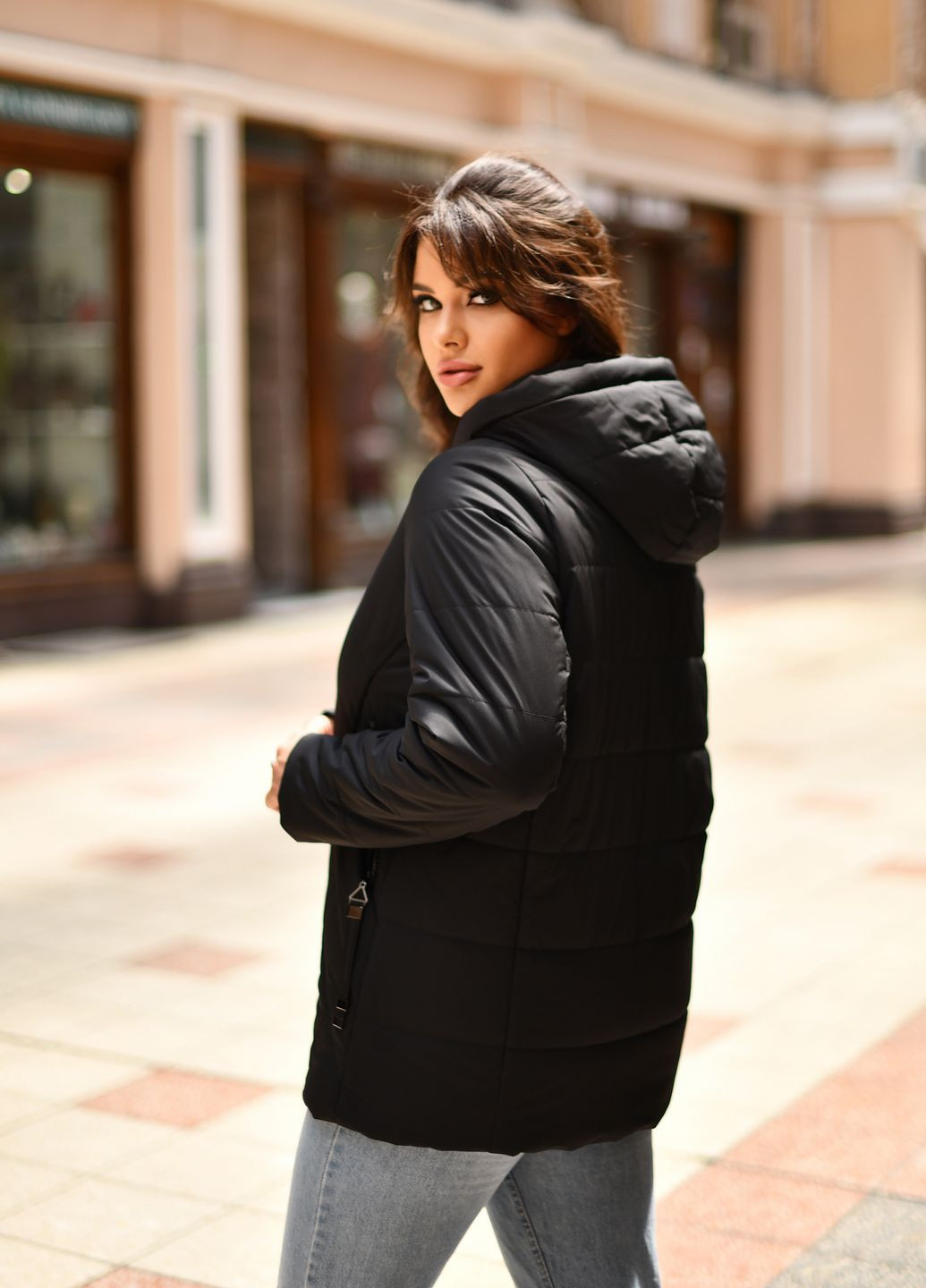 Чорна демісезонна жіноча коротка куртка великих розмірів 130642 Delfy