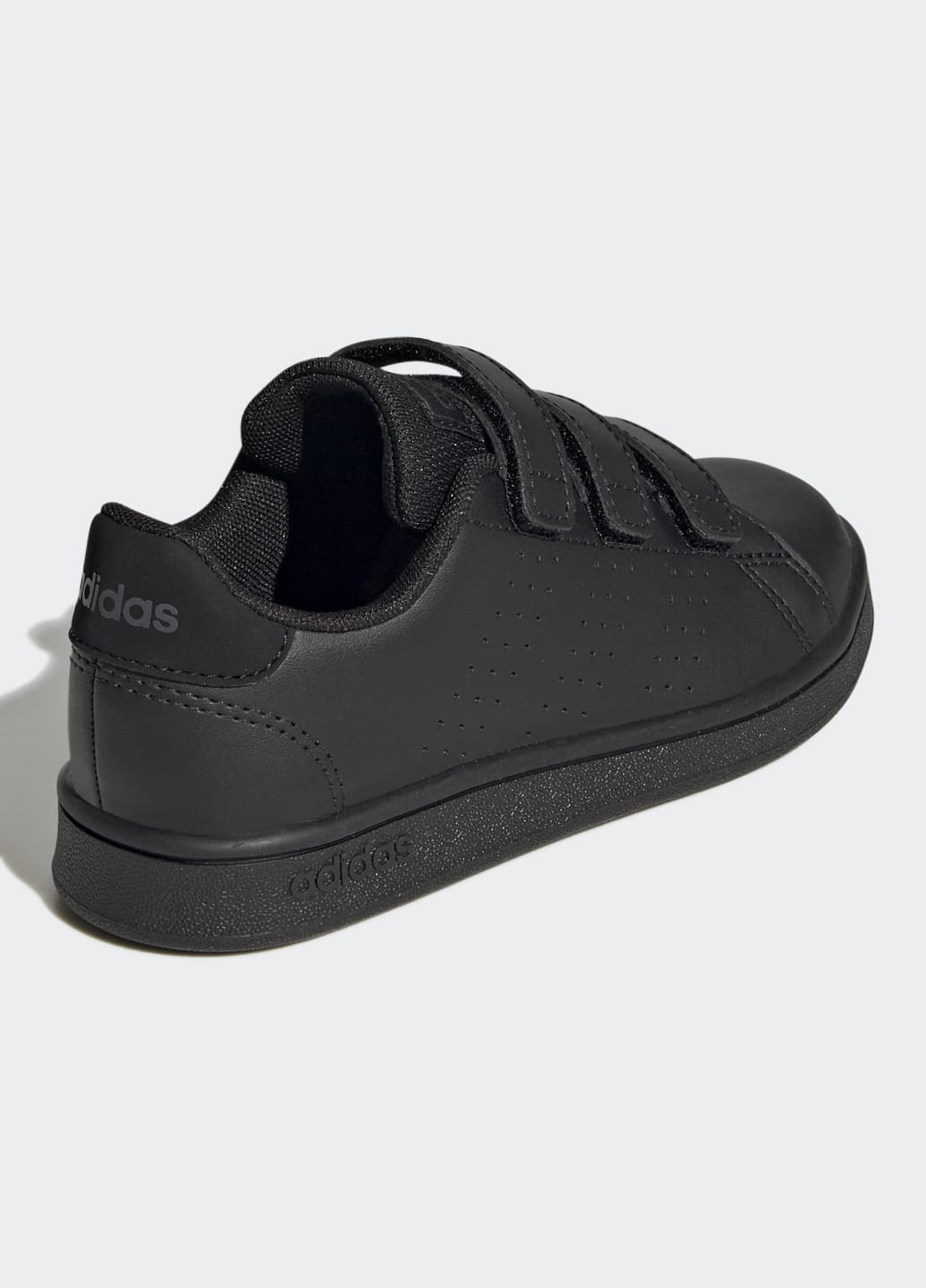 Чорні кросівки advantage court lifestyle adidas