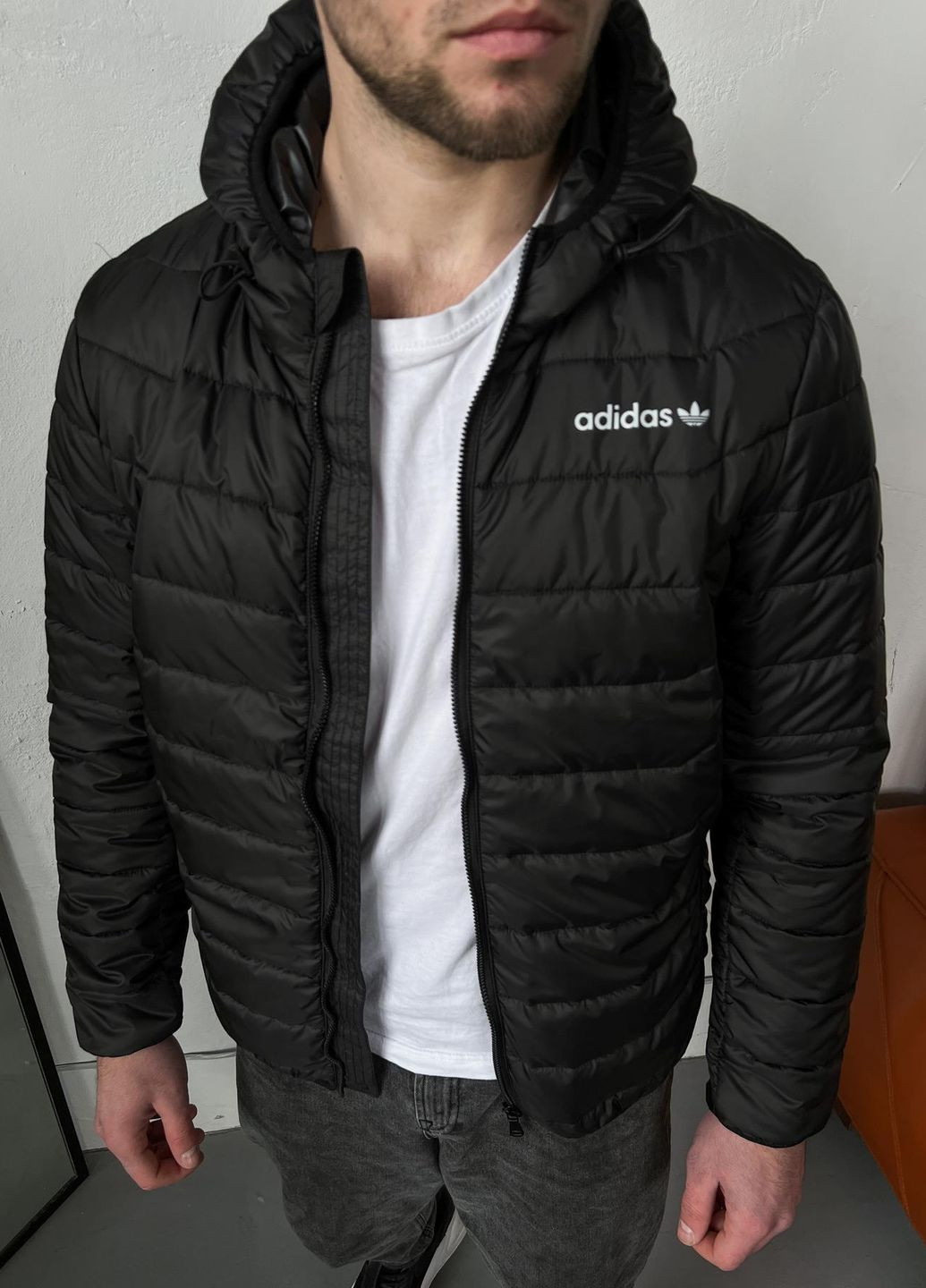 Черная демисезонная куртка короткая демисезон из лого Vakko