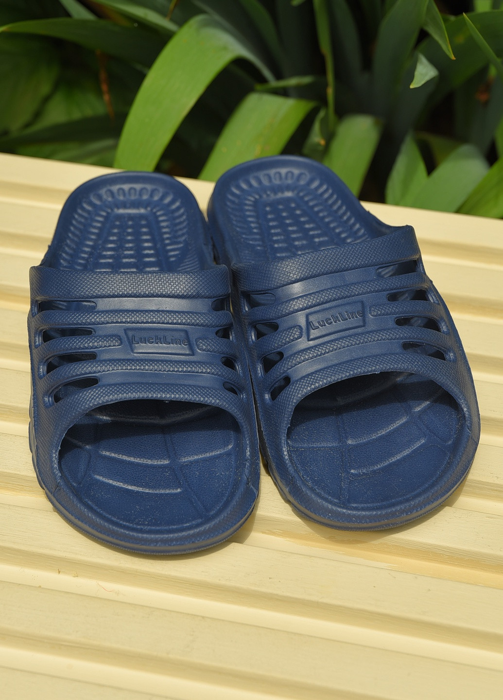 Шльопки підліткові для хлопчика темно-синього кольору Let's Shop (259873860)