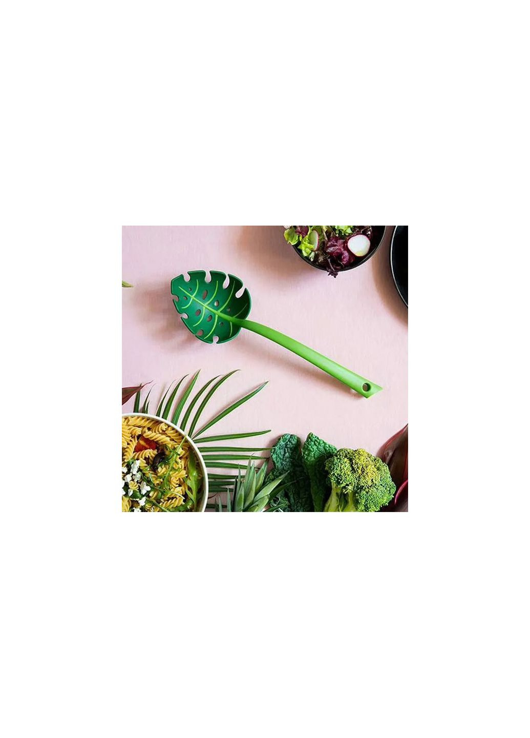 Ложка для салатов и спагетти шумовка в виде листка с прорезями пластмассовая Jungle Spoon Kitchen Master (266629391)