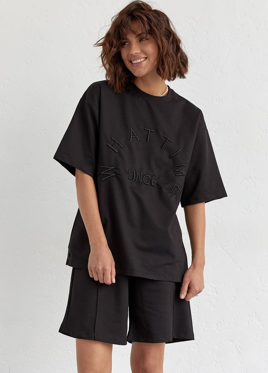 Трикотажный женский костюм с шортами и футболкой с вышивкой - черный Lurex (262810520)
