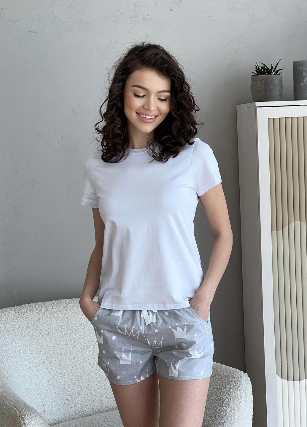 Светло-серая женский пижамный костюм 3-ка шорты и брюки из бязи+футболка короны серый футболка + шорты + брюки Cosy