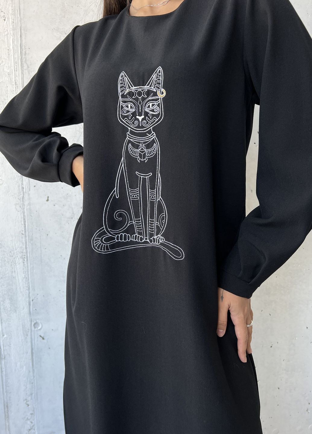 Чорна кежуал чорна довга сукня прямого крою з дизайнерською вишивкою "кіт" INNOE однотонна