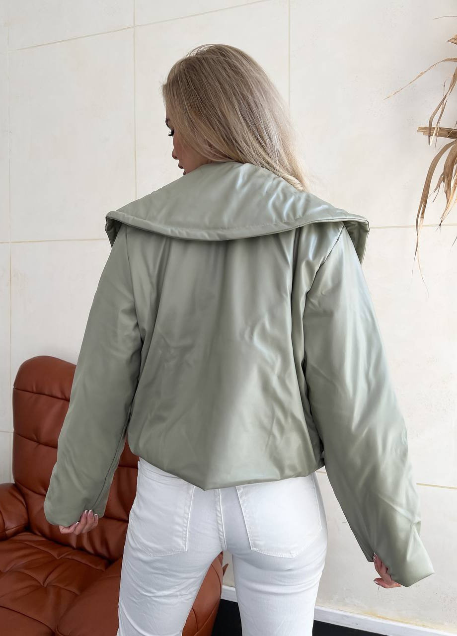 Зеленая женская укороченная куртка оливкового цвета р.42/44 396831 New Trend