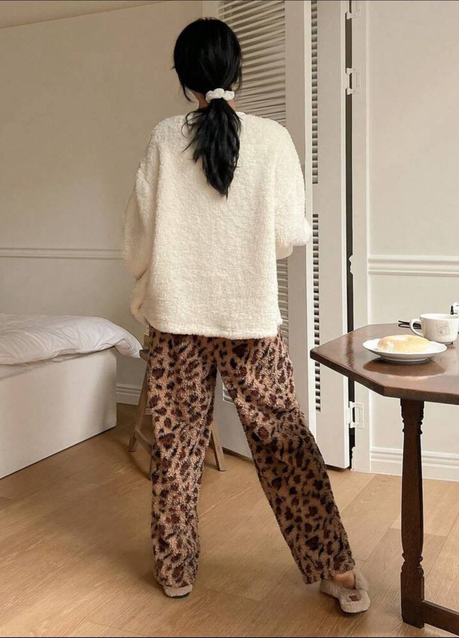 Молочная зимняя красивая и приятная к телу пижама "леопард" из двухсторонней махры, стильная тёплая плюшевая пижамка в размере 42-46 No Brand 084